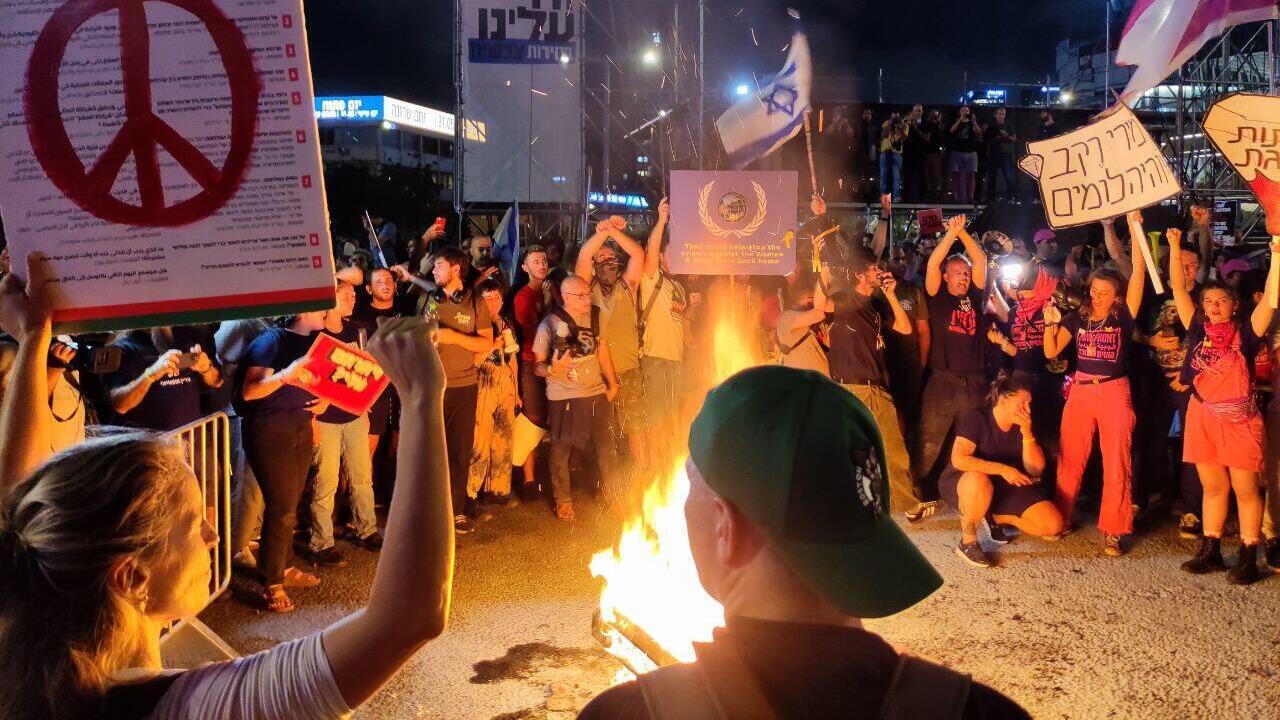 מפגינים הפגנה מחאה למען ה חטופים בתל אביב4 25.5.24 מלחמה בעזה