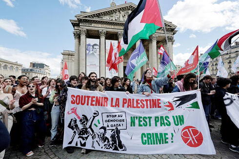 הפגנה פרו־פלסטינית. "לרוב המפגינים כמעט אין מודעות למילים שעוברות דרכם"
, צילום: STEPHANE DE SAKUTIN / AFP