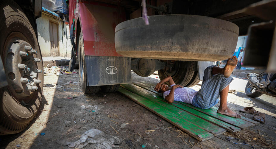 פוטו הודו גל חום אדם נח מתחת למשאית