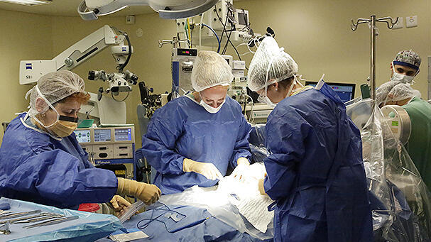 חדר לידה בבית חולים איכילוב (צילום: ריאן פרויס) חדר לידה בית חולים איכילוב ניתוח וידאו