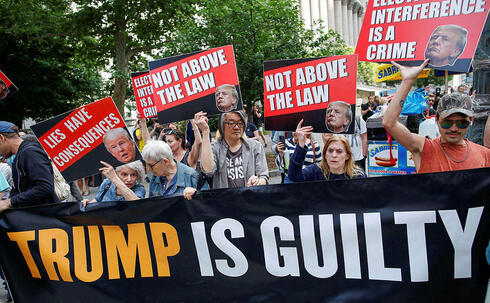 מפגינים נגד דונלד טראמפ מול בית המשפט במנהטן, צילום: Kena Betancur / AFP