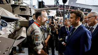 נשיא צרפת עמנואל מקרון מבקר בתערוכת הנשק Eurosatory בפריז לפני שנתיים