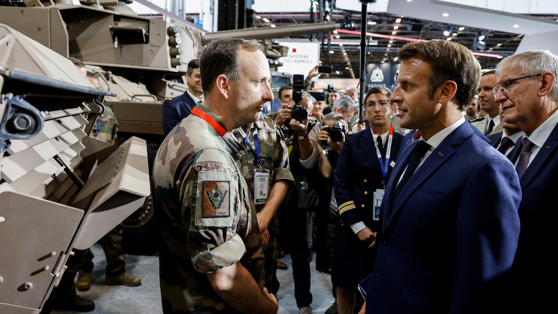 נשיא צרפת עמנואל מקרון מבקר בתערוכת הנשק Eurosatory בפריז לפני שנתיים