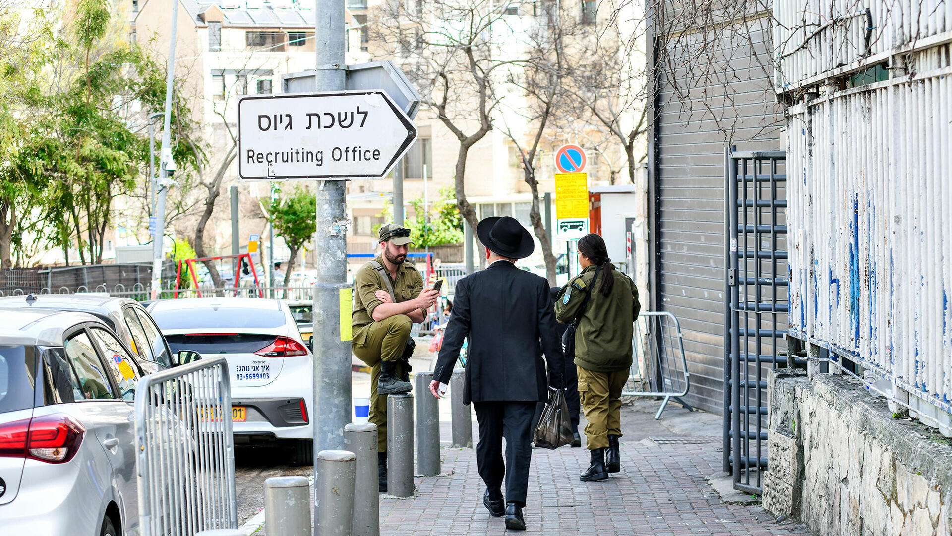 חרדים מגיעים ל לשכת גיוס ב ירושלים לקבל דחיית שרות