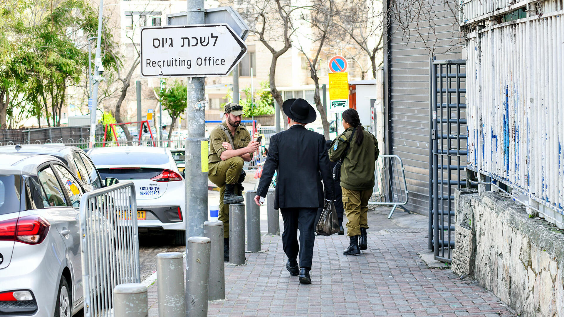 חרדים מגיעים ל לשכת גיוס ב ירושלים לקבל דחיית שרות