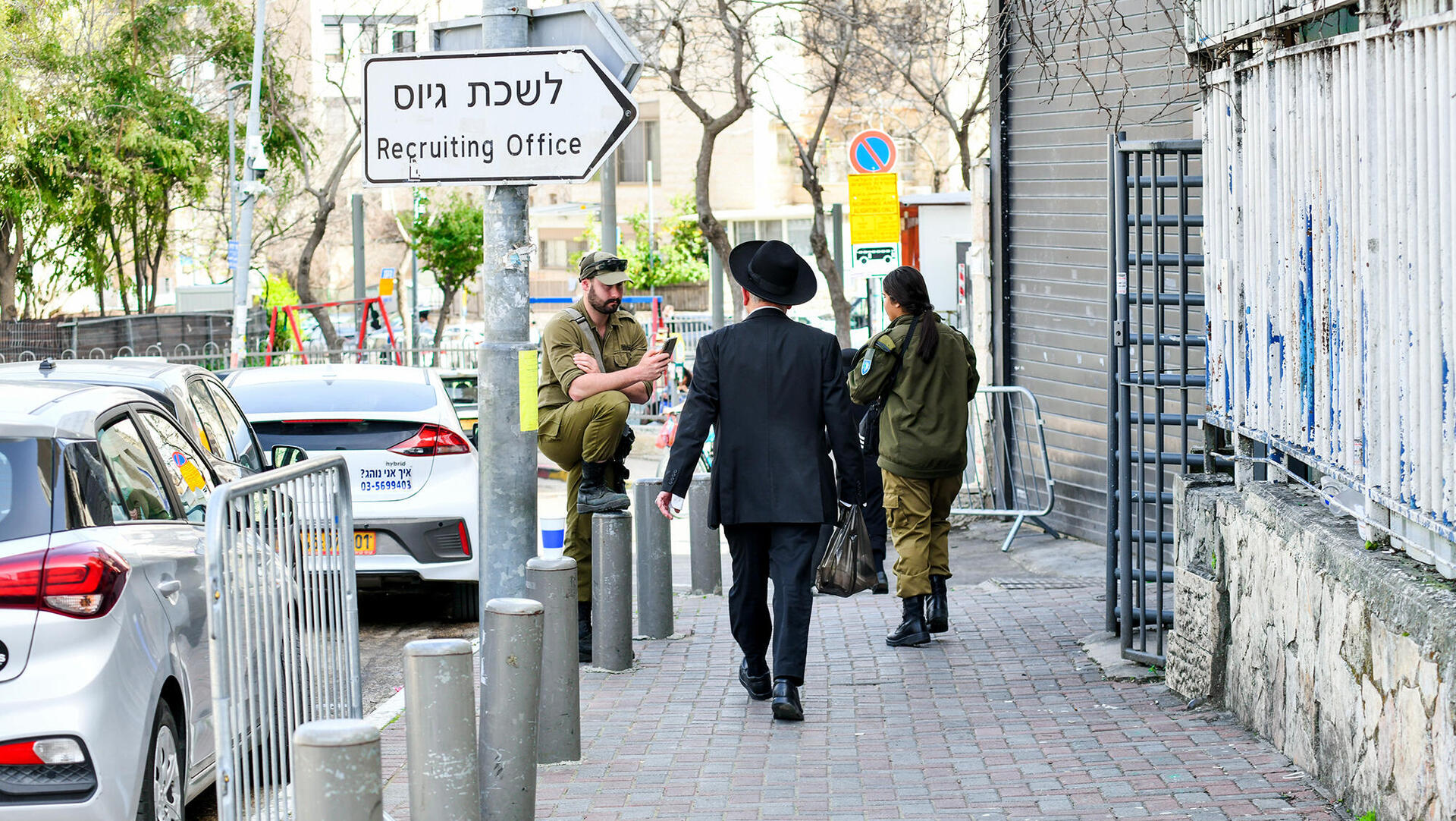 חרדים מגיעים ל לשכת גיוס ב ירושלים לקבל דחיית שרות