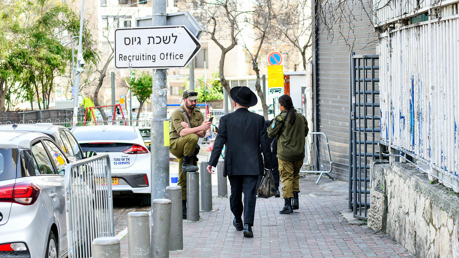 חרדים מגיעים ל לשכת גיוס ב ירושלים לקבל דחיית שרות