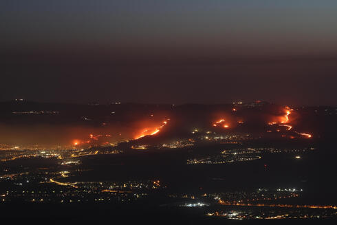 שריפה בקריית שמונה, צילום: EPA/ATEF SAFADI