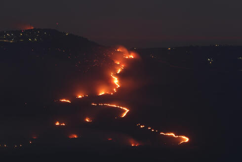 שריפה בקריית שמונה, צילום: EPA/ATEF SAFADI