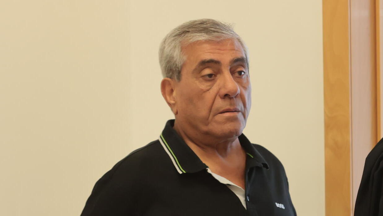 יגאל דמרי (משמאל) בבית המשפט