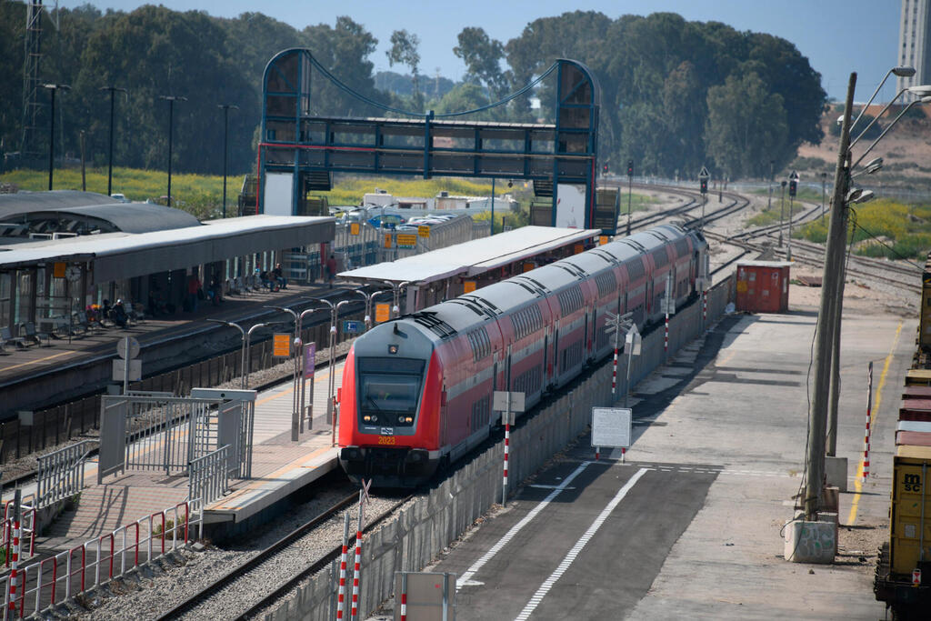 רכבת נתקעה על ה פסים כ תוצאה מ בעיה ב אחד ה קרונות רכבת ישראל