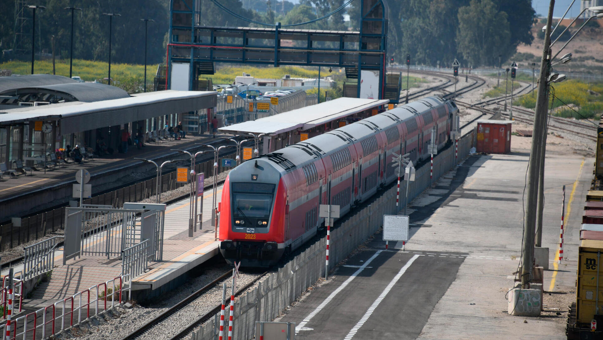 רכבת נתקעה על ה פסים כ תוצאה מ בעיה ב אחד ה קרונות רכבת ישראל