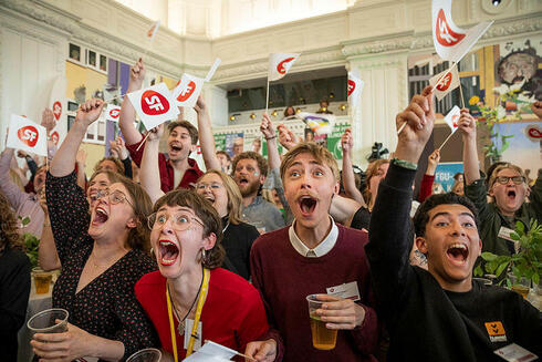 תומכי מפלגת העם הסוציאליסטית בדנמרק חוגגים לאחר המדגם בבחירות לפרלמנט האירופי, צילום: EPA/Bo Amstrup DENMARK OUT
