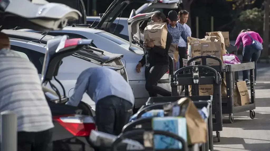 מאבק מקצועי נוסף באמזון: 15 אלף נהגים הגישו תביעת בוררות