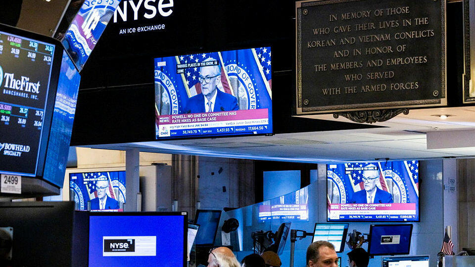 בורסת ניו יורק וול סטריט צופים במסיבת העיתונאים של ג'רום פאוול יו"ר הפדרל ריזרב 12.6.24