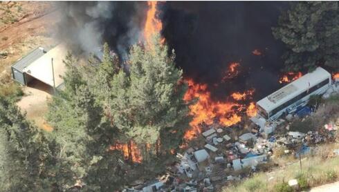 השריפה והאוטובוס העולה באש במטולה, צילום: ynet