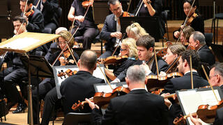 הסימפוניה הפילהרמונית עם המנצח המחליף רותם שני פנאי