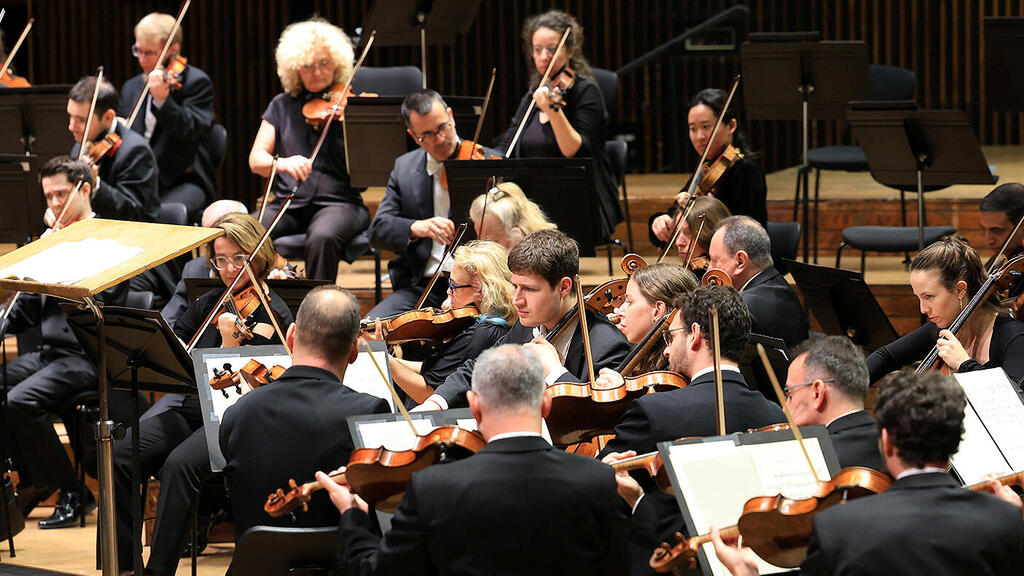 הסימפוניה הפילהרמונית עם המנצח המחליף רותם שני פנאי