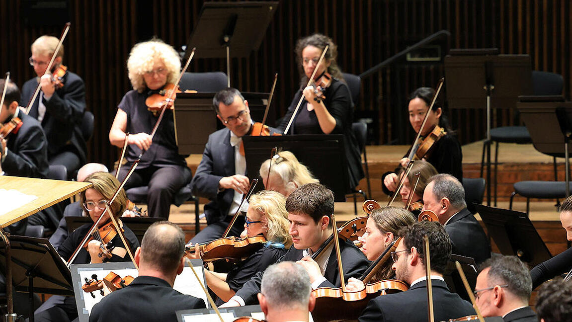 הסימפוניה הפילהרמונית עם המנצח המחליף רותם שני פנאי