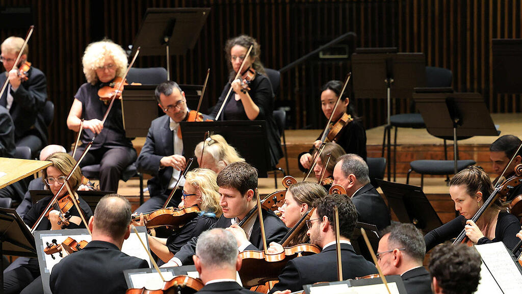 הסימפוניה הפילהרמונית עם המנצח המחליף רותם שני פנאי