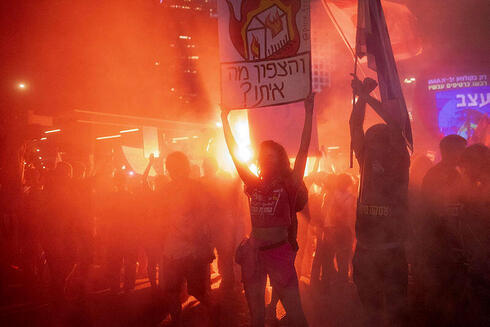 מפגינים בתל אביב, אמש, צילום: REUTERS/Marko Djurica