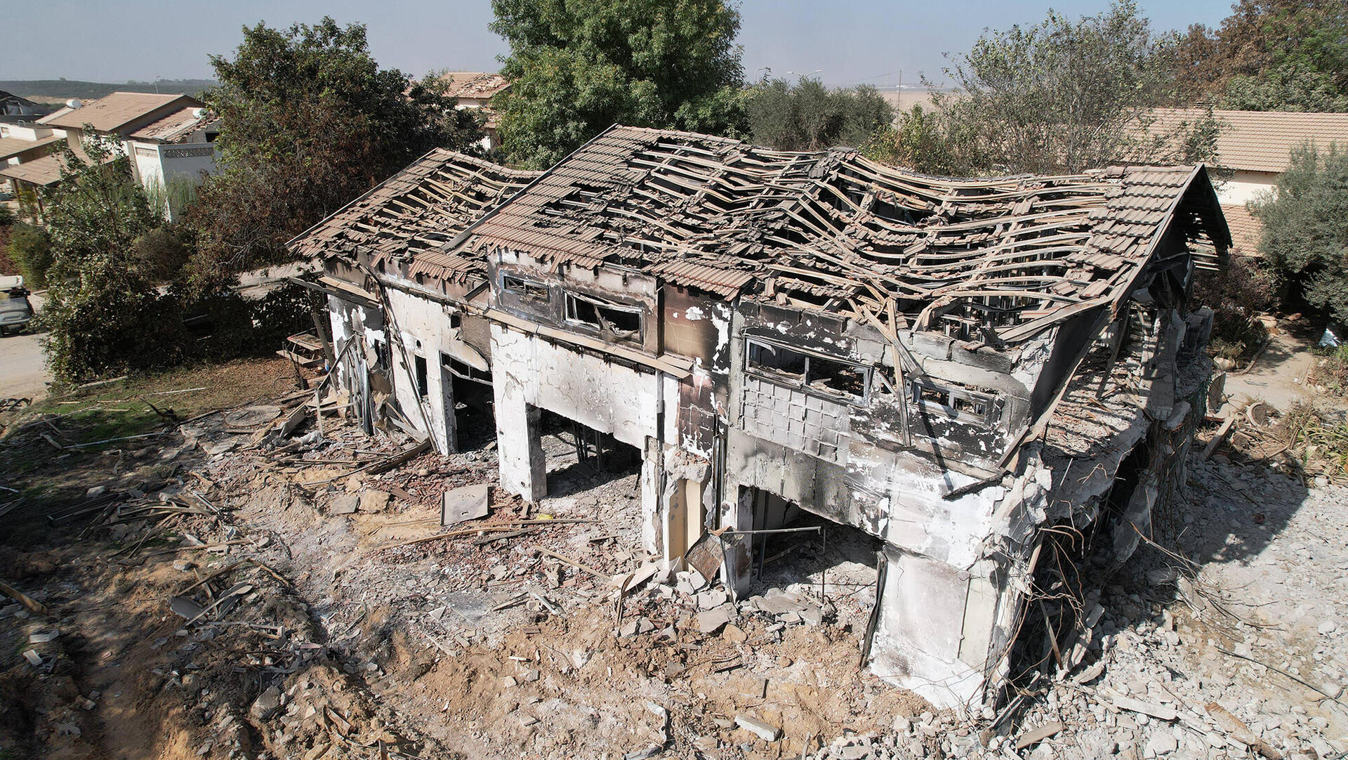 קיבוץ בארי הרס בתים הרוסים שרופים אחרי ה 7.10.23