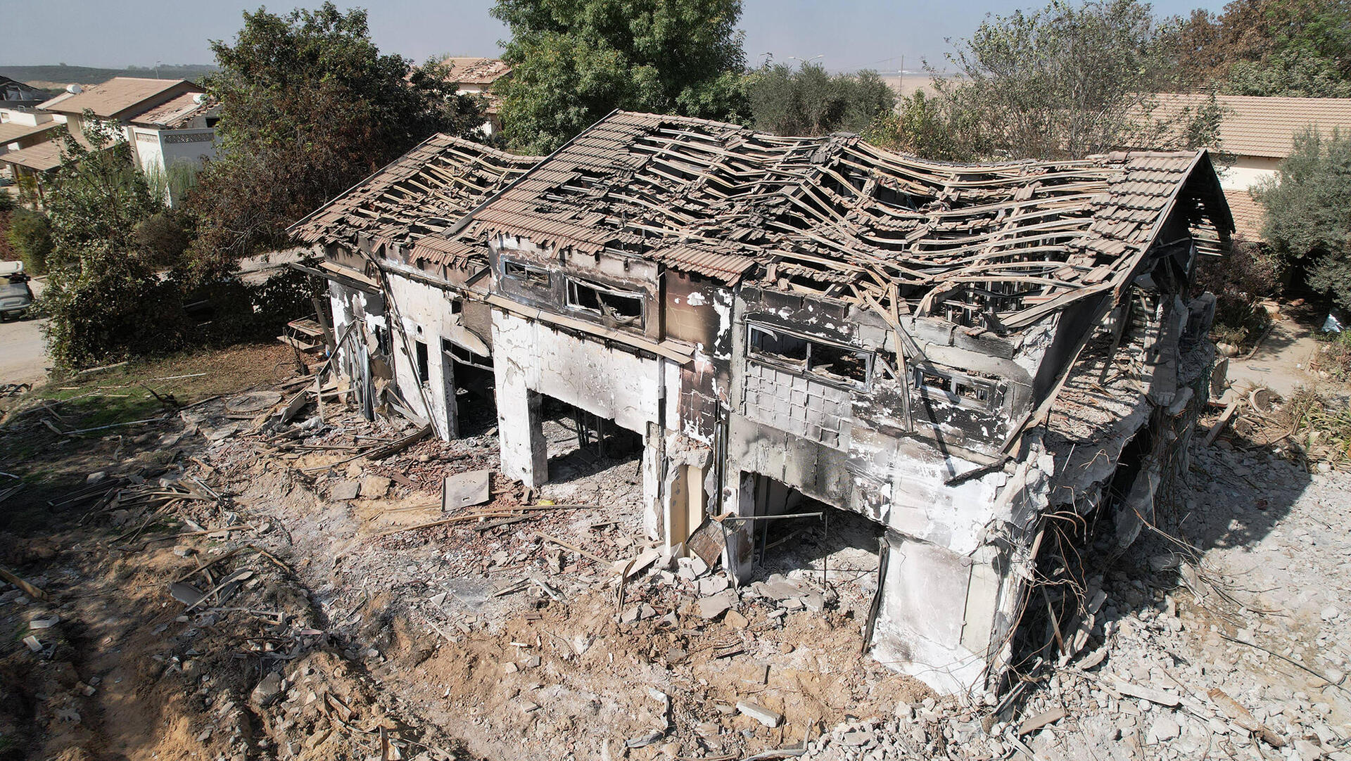 קיבוץ בארי הרס בתים הרוסים שרופים אחרי ה 7.10.23