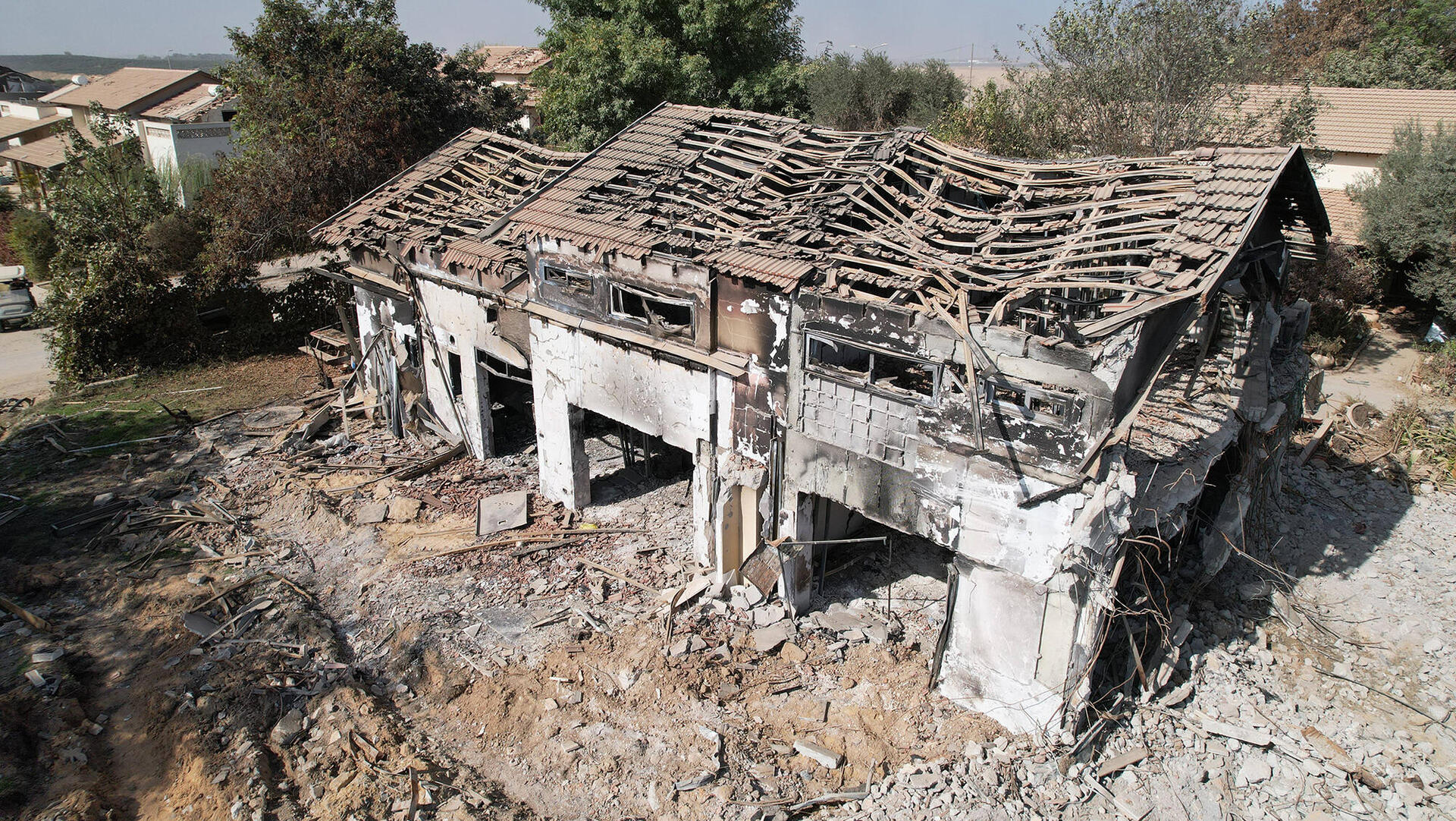 קיבוץ בארי הרס בתים הרוסים שרופים אחרי ה 7.10.23