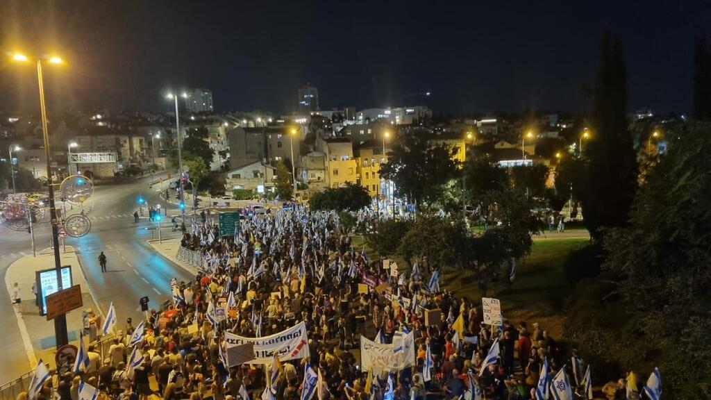 צומת בצלאל - בן צבי ב ירושלים. אלפים צועדים לכיוון ביתו של נתניהו