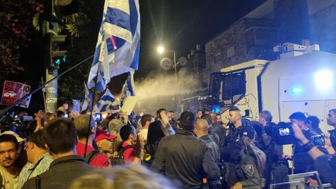 המכת"זית המשטרתית שמופעלת כנגד המפגינים מול בית רה"מ, צילום: שקד גרין