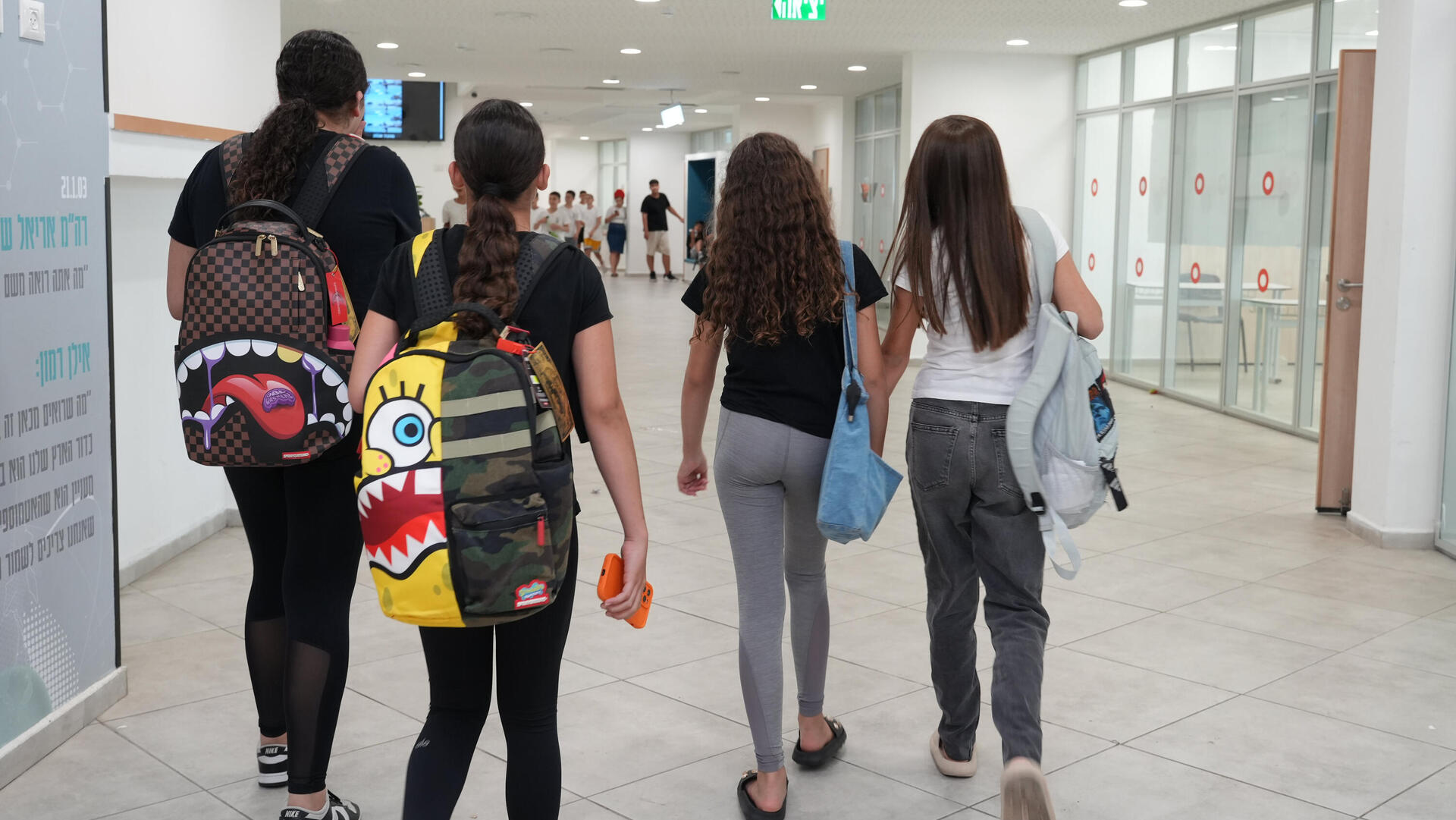 81% מתלמידי כיתות ט' נמצאים ברמה נמוכה או בינונית נמוכה במדעים (למצולמים אין קשר לידיעה) (צילום: תומר שונם הלוי) תלמידים בית ספר תיכון ב שדרות 19.6.24