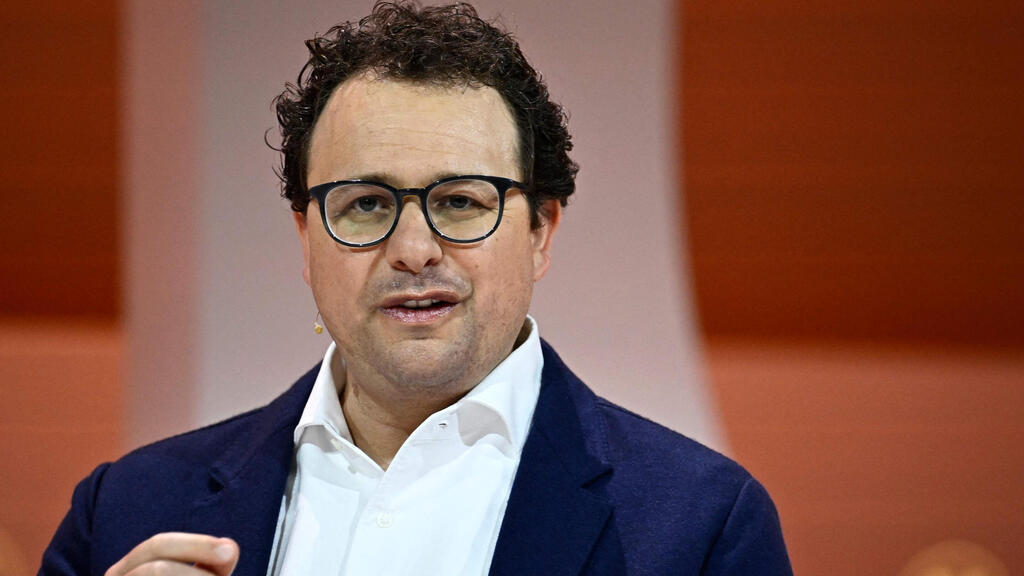 מייסד ומנכ"ל אנתרופיק, דריו אמודיי. חצי מהמשרות הזוטרות ימחקו (צילום: JULIEN DE ROSA / AFP) מייסד ו מנכ"ל אנתרופיק אנת'רופיק דריו אמודיי 22.5.24