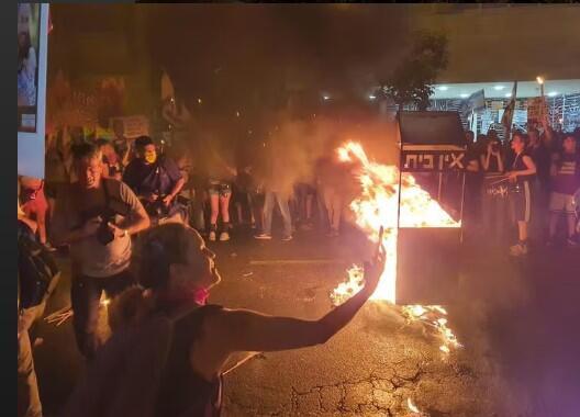 המיצג שהועלה באש מול מצודת זאב בתל אביב, צילום: מאיר תורג