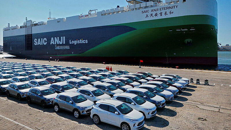 מכוניות סיניות סין ממתינות להעמסה על ספינה ב נמל יאנאטי בסין