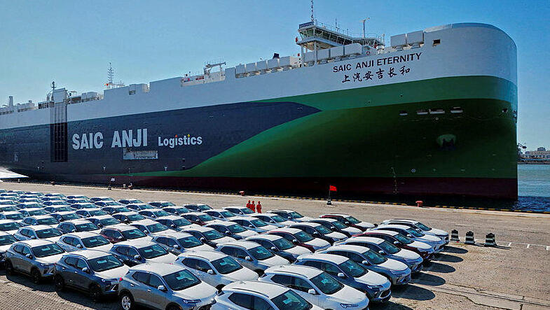 מכוניות סיניות סין ממתינות להעמסה על ספינה ב נמל יאנאטי בסין