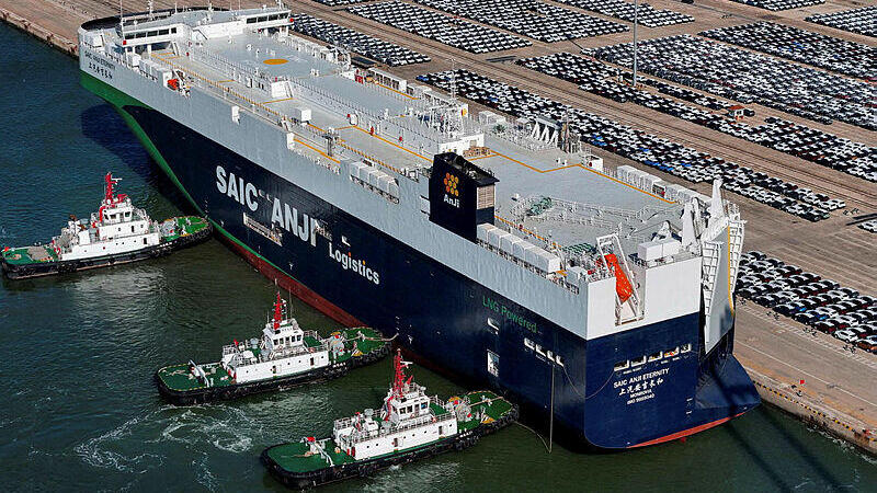 מכוניות סיניות 2 סין רכב סיני מכונית סינית ממתינות להעמסה על ספינה ב נמל יאנאטי בסין