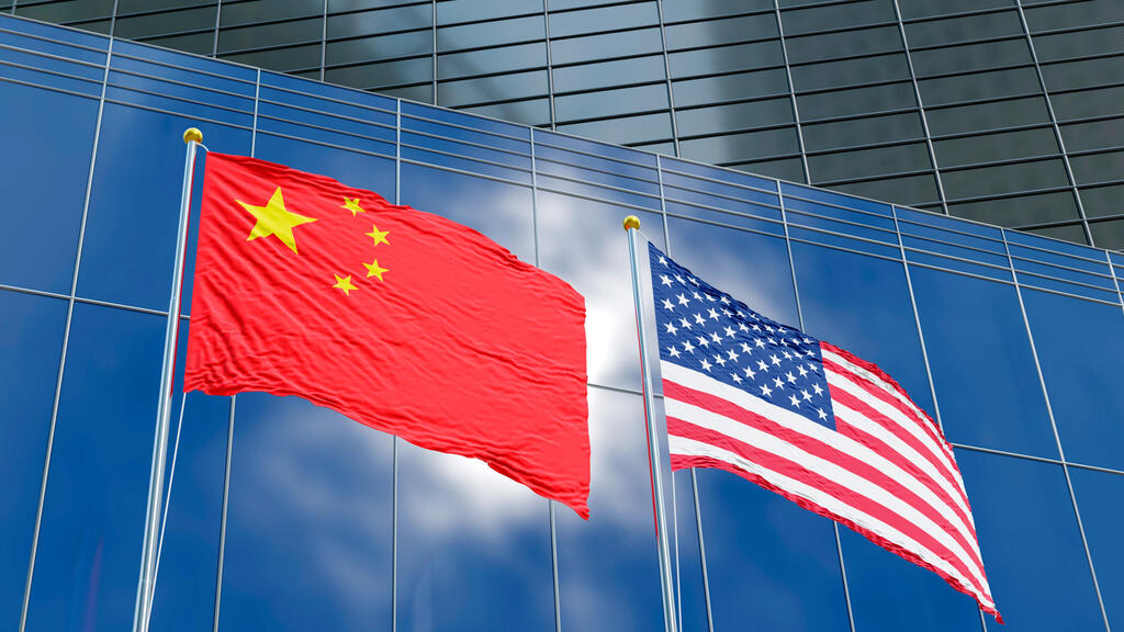דגלי ארה"ב וסין (צילום: Dragon Claws/Shutterstock) דגל ארה"ב ו סין