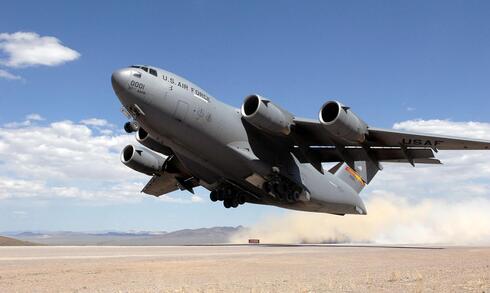 מטוס C17, השליח של סנטה קלאוס, נוחת עם משלוח חימוש, צילום: USAF