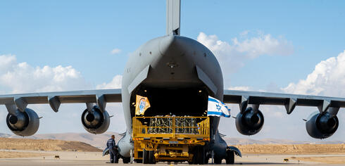 מטען פצצות נפרק מחלקו האחורי של מטוס C17 אמריקאי, צילום: USAF