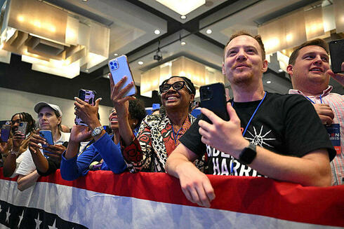תומכים של ביידן צופים בעימות באטלנטה, צילום: GIORGIO VIERA / AFP