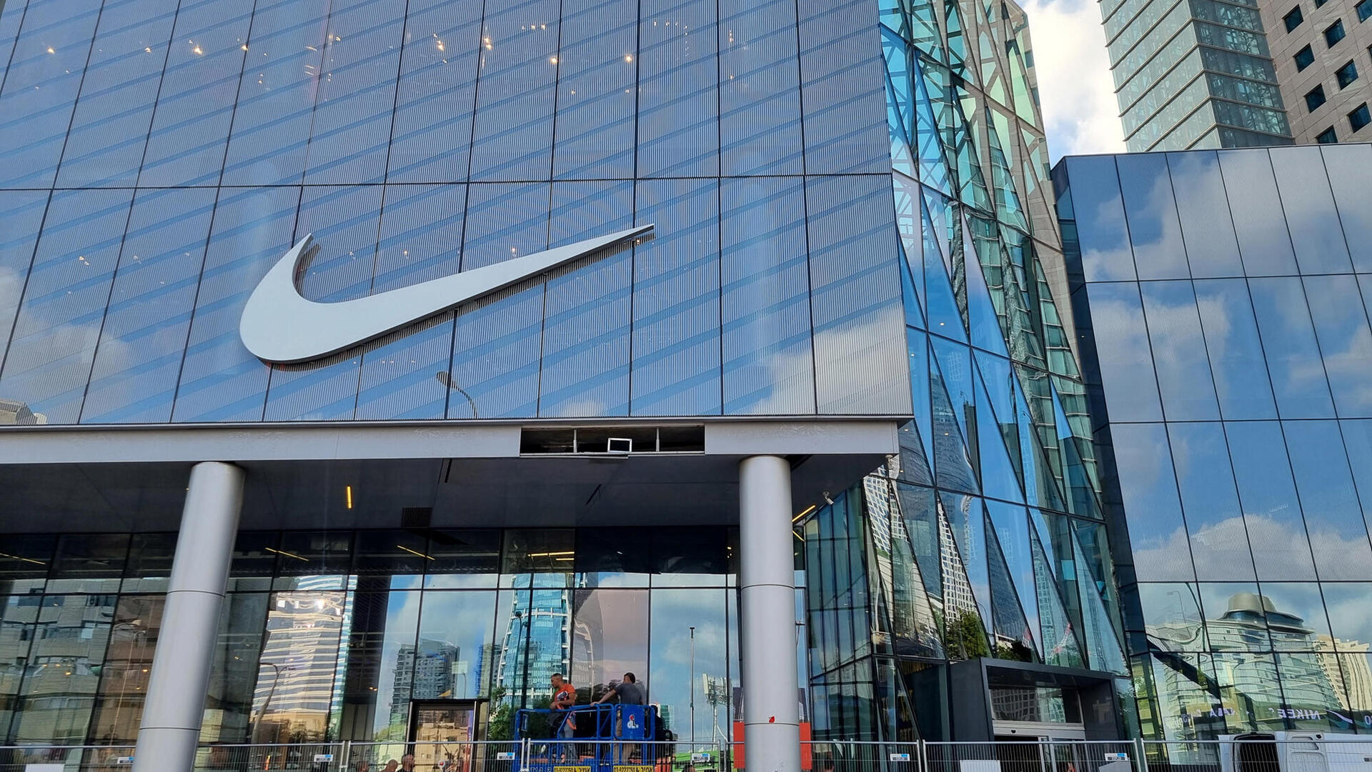 חנות נייקי ב קניון עזריאלי שרונה