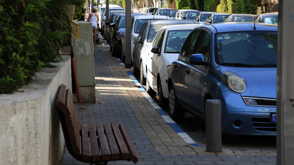 כפר סבא מבטלת את הטבת החניה בחינם לרכבים חשמליים והיברידיים לתושבי חוץ