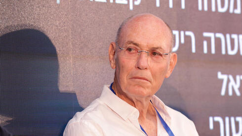 גבי רוטר, יו"ר קסטרו: "אנחנו משלמים מס למדינה, והיא שולחת את הלקוחות לקנות בחו"ל"