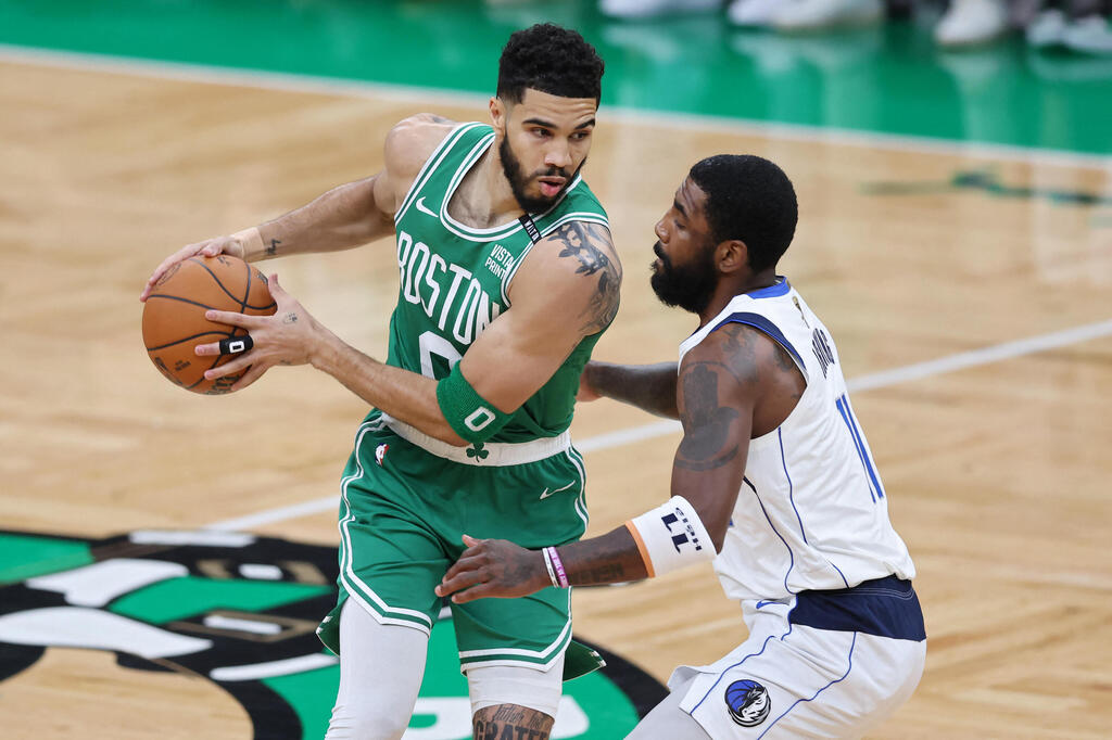 ג'ייסון טייטום (משמאל) בוסטון סלטיקס NBA