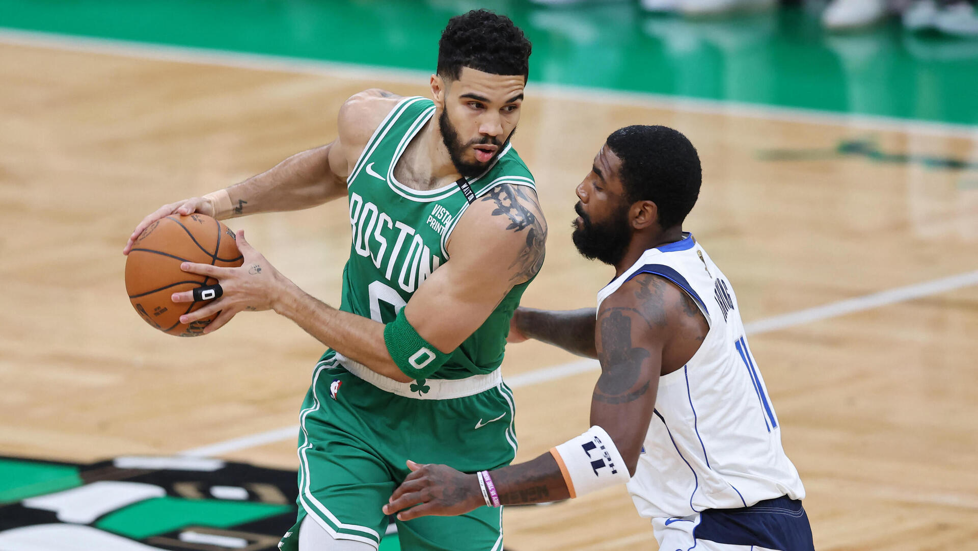 ג'ייסון טייטום (משמאל) בוסטון סלטיקס NBA