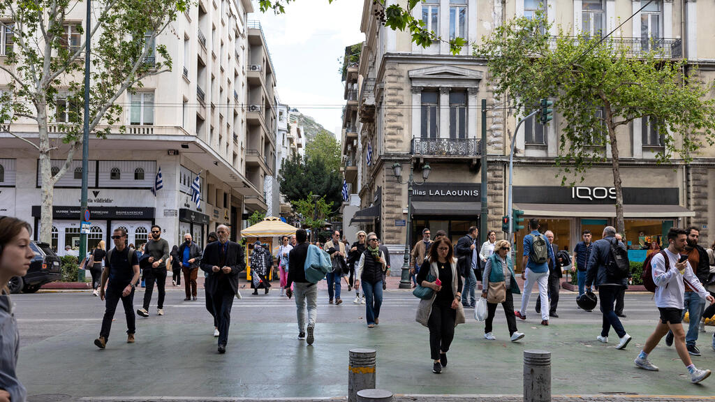 עוברי אורח ב אתונה יוון 26.4.23