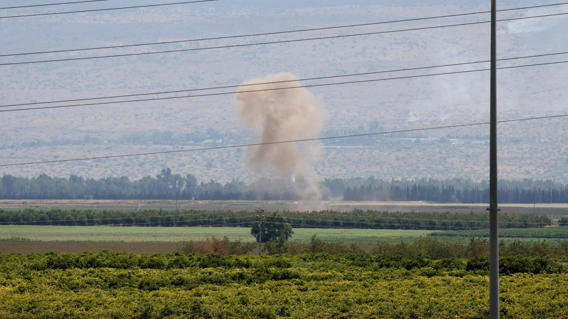 עשן מיתמר אחרי נפילת רקטה מ לבנון ב גליל העליון 4.7.24