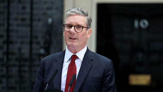 ראש ממשלת בריטניה החדש קיר סטארמר נואם בסמוך למעון ראש הממשלה בלונדון לאחר הניצחון בבחירות ב בריטניה 5.7.24