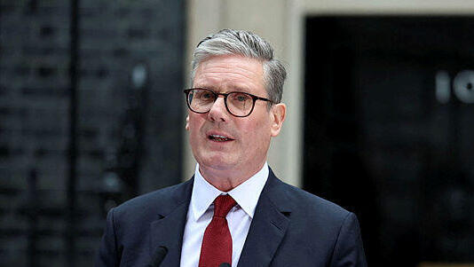 ראש ממשלת בריטניה החדש קיר סטארמר נואם בסמוך למעון ראש הממשלה בלונדון לאחר הניצחון בבחירות ב בריטניה 5.7.24