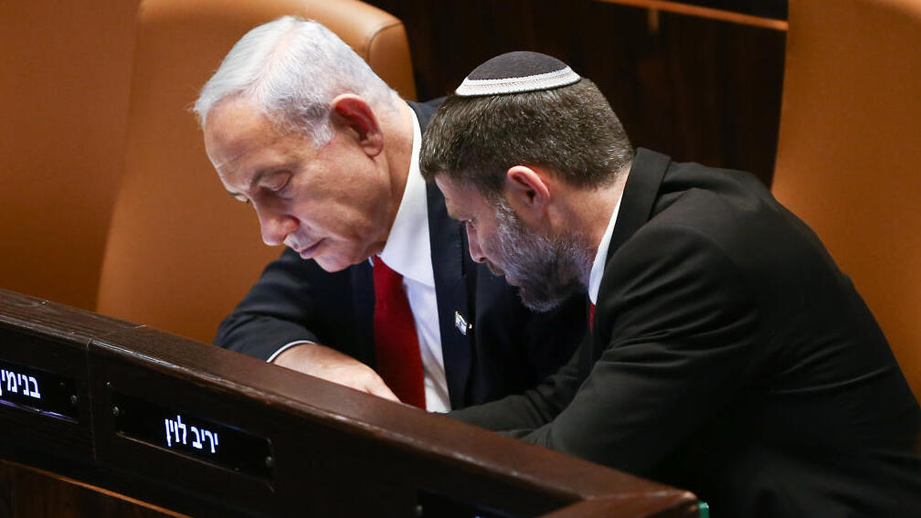 בצלאל סמוטריץ' ובנימין נתניהו בכנסת (צילום: אלכס קולומויסקי,) מימין: בצלאל סמוטריץ' ו בנימין נתניהו